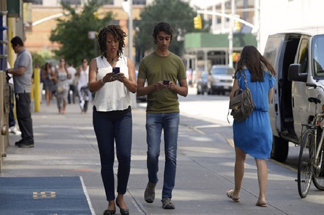 Nhắn tin khi sang đường ở Honolulu có thể bị phạt tiền