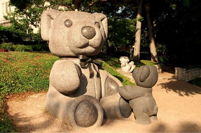 Ở công viên Lakeside bạn sẽ tìm thấy những bức tượng đặc biệt về gấu bông