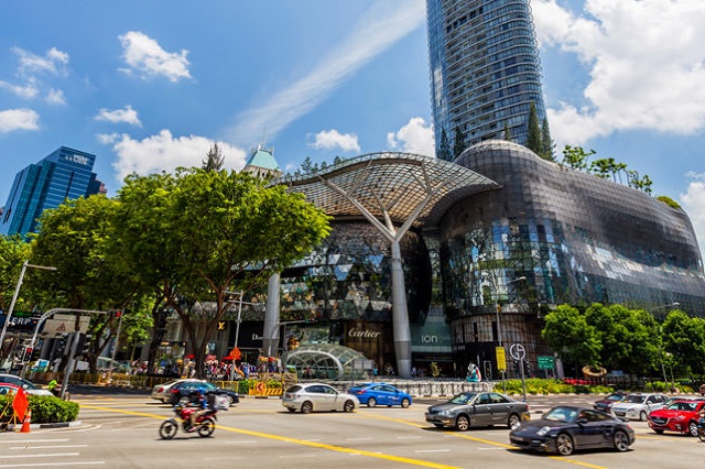 Orchard Road là đoạn đường mua sắm nổi tiếng ở Singapore