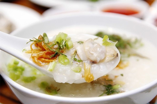 Chén cháo hàu nóng hổi, thơm ngon bổ dưỡng vừa nhìn đã muốn ăn